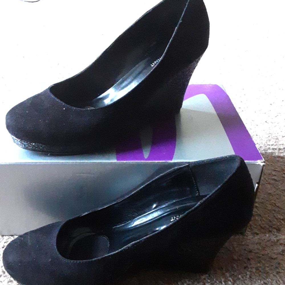 Black Round Toe Wedge Heel